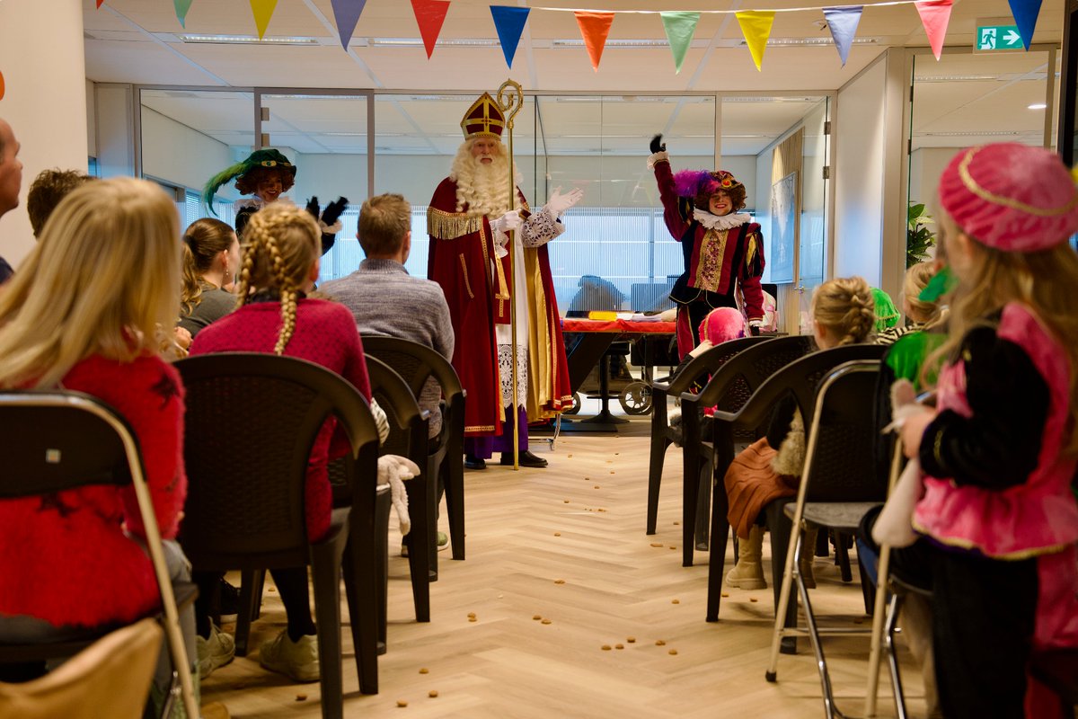 CINQICT's tweet photo. 🎼 Daar wordt aan de deur geklopt.. 🎶 
Niemand minder dan Sint en zijn Pieten stonden bij ons voor de deur! We hebben flink gefeest en ook nog een quiz gedaan. Daar hoorden natuurlijk ook cadeautjes bij.. 🤩🎁

#WerkenBijCINQ #Sinterklaas #TheGiftOfGiving https://t.co/iRIhwfpO3D