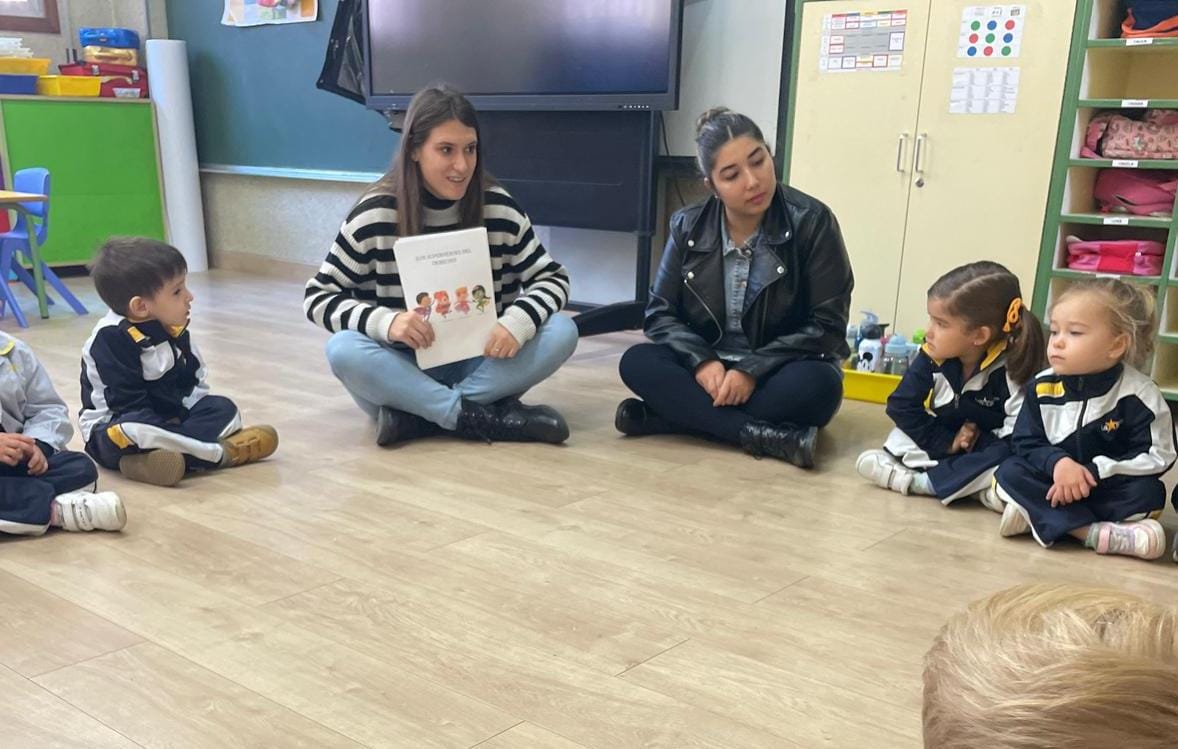 LaSalleInstituc's tweet photo. Estos días hemos trabajado los Derechos de la Infancia con actividades conjuntas entre #ILSA_Infantil e #ILSA_FP. Las chicas del Grado Superior de Infantil prepararon e hicieron diversos juegos en las aulas de los pequeños.
#Gracias #SomosLaSalle https://t.co/rBVnYe7KTT