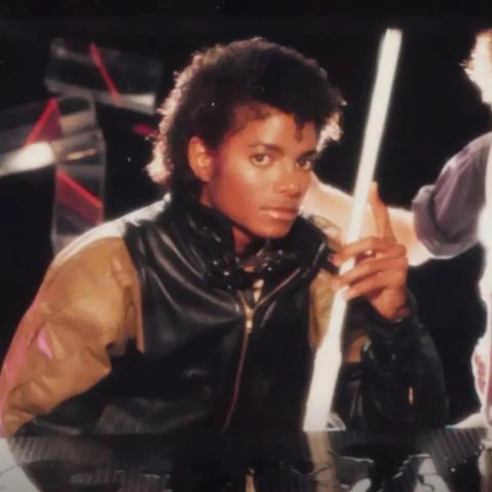 Salutlesfans's tweet photo. Une série de clichés extraits de la séance photo pour la pochette de #thriller circule depuis ce matin. Des photos alternatives de Dick Zimmerman en vente aux enchères actuellement. https://t.co/sEFVKPImKM