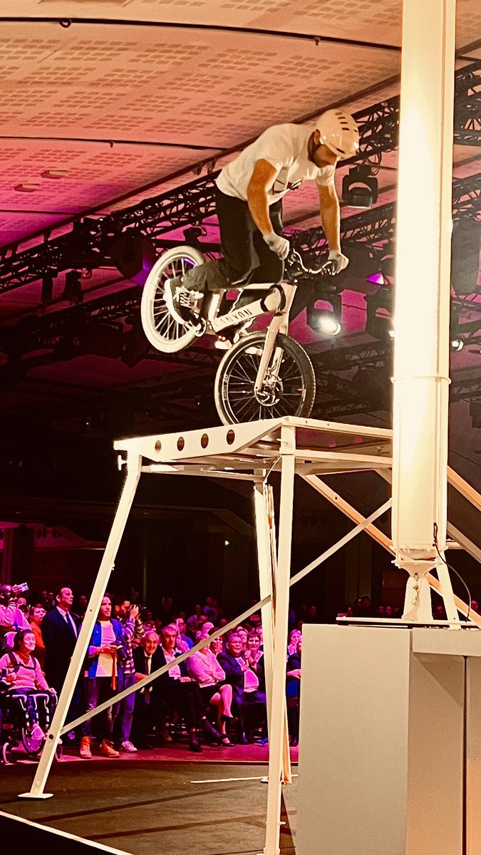 TriboulatYohan's tweet photo. Prestation conviviale au Carrousel du Louvre pour l'Apajh ce jeudi 24 novembre. #event #xsports #apajh #louvre https://t.co/uRug60nqO6