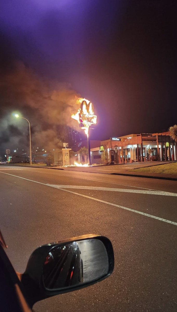 uusaint's tweet photo. In six words or fewer, write a story about this picture. 👀🔥

#WritingCommunity 
#sixwordstory 
#amwriting 
#ChallengeAccepted 
#tuesdaymotivations 
#hotspot https://t.co/gNJ8bw04t3