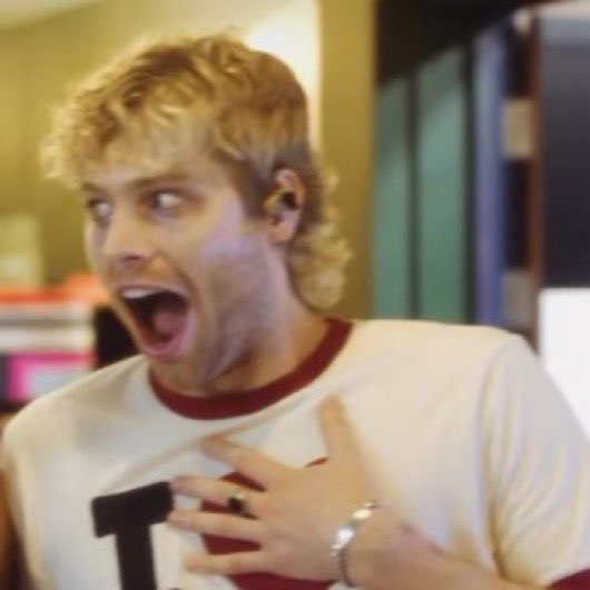 giaJTV's tweet photo. How I’m gonna look when I see that 5sos is my top artist again this year https://t.co/sgMek8AhIx