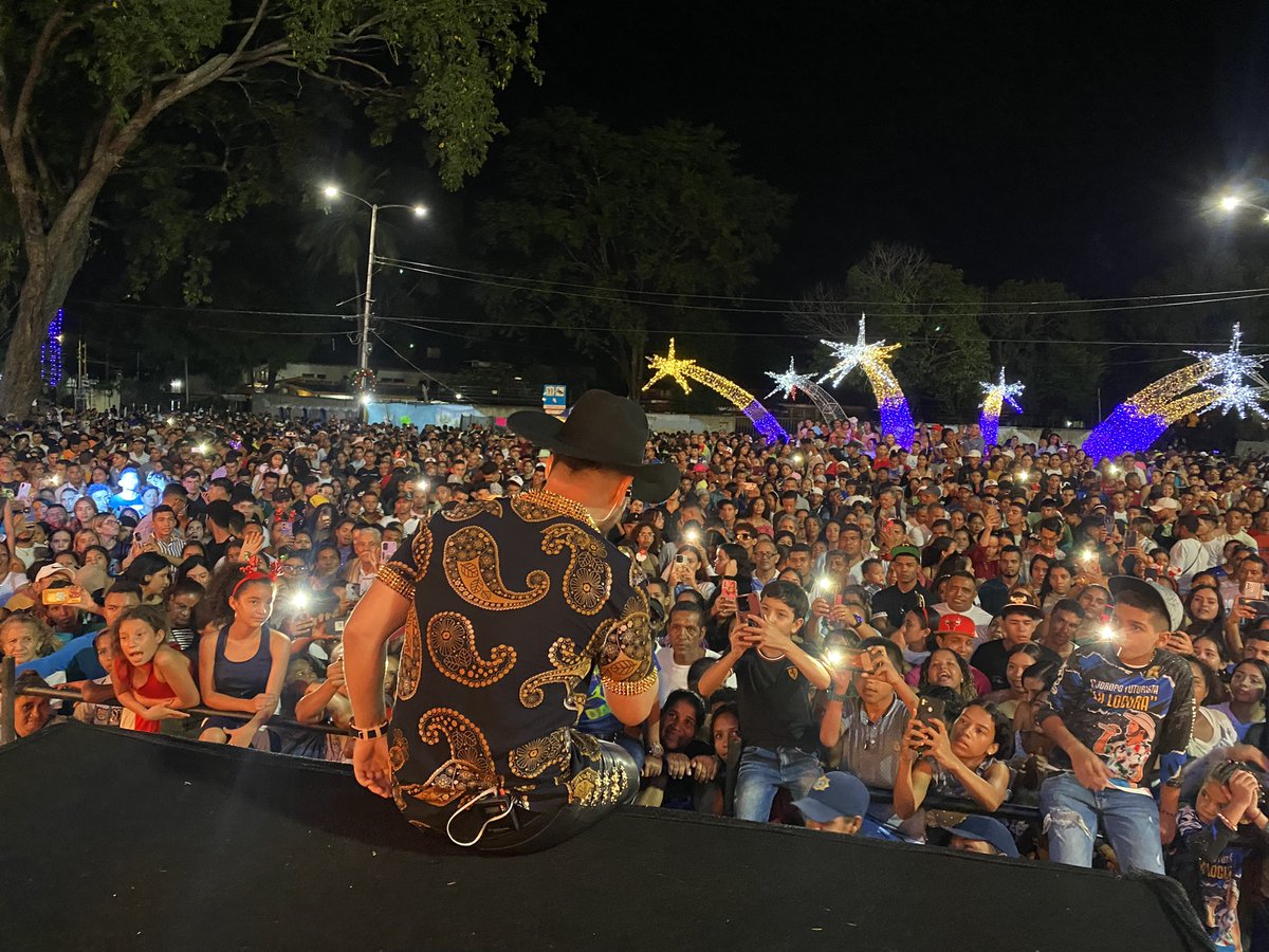 AlcRoscioNieves's tweet photo. #NavidadesQuinn2023 🎄|| Alcaldía de Roscio, ofreció gran concierto de inicio de las Navidades para todo su Pueblo, con la participación de grandes exponentes de la música a nivel  Nacional e Internacional 🎉 
@sulmeavila https://t.co/azwlixzic5