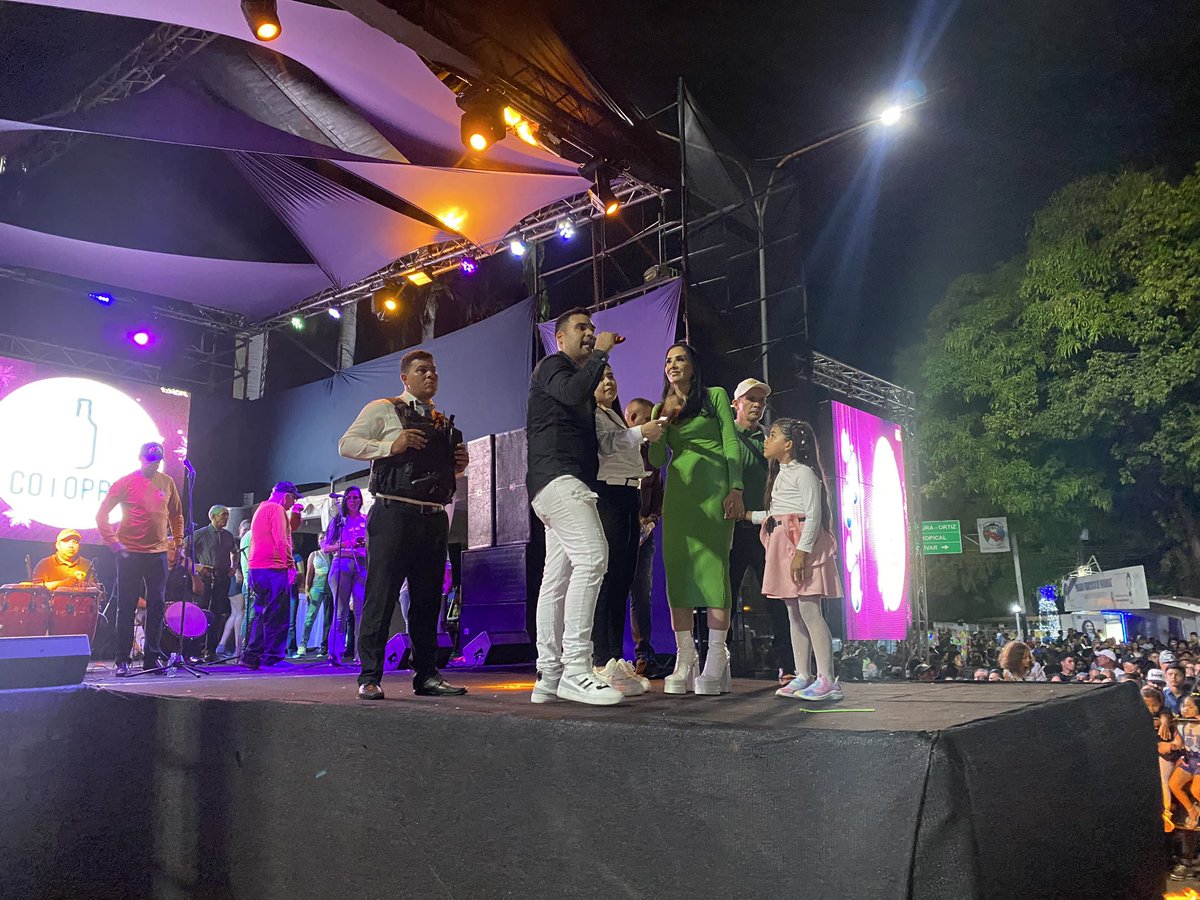AlcRoscioNieves's tweet photo. #NavidadesQuinn2023 🎄|| Alcaldía de Roscio, ofreció gran concierto de inicio de las Navidades para todo su Pueblo, con la participación de grandes exponentes de la música a nivel  Nacional e Internacional 🎉 
@sulmeavila https://t.co/azwlixzic5
