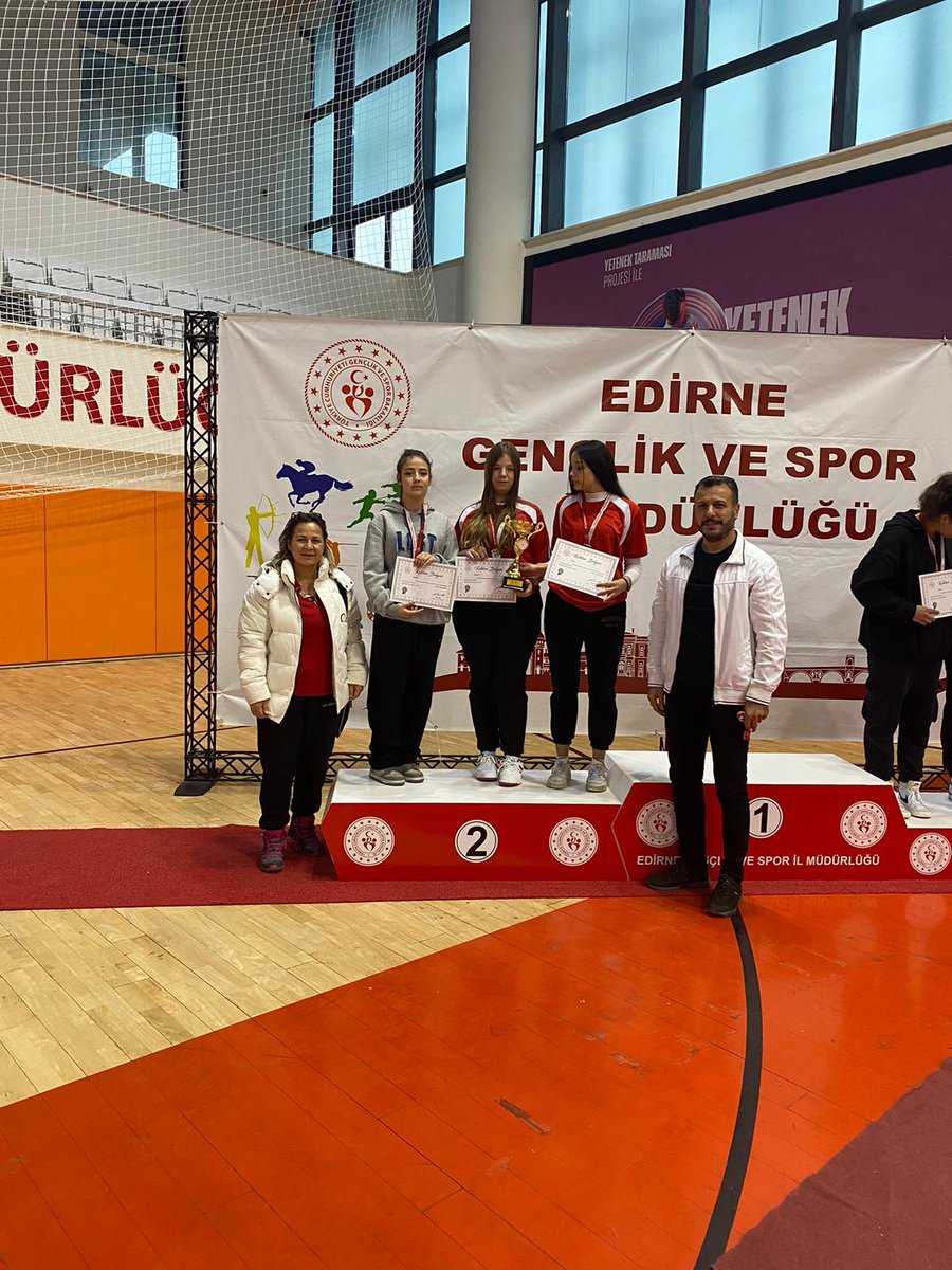 Okulumuz Dart takımları ,günü 3 kupayla kapadılar .25 Kasım Edirne’nin Kurtuluşu kutlama programı kapsamında düzenlenen gençler Dart turnuvasında kızlar 2. , erkekler A takımı 2. ,erkekler Btakımı 4. Olmuşlardır öğrencilerimizi kutluyor başarılarının devamını diliyoruz 🏆