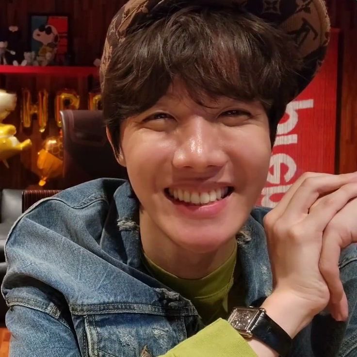 Healinghours7's tweet photo. in a world of boys, he's a gentleman — a hoseok thread https://t.co/eNm4u0q90t