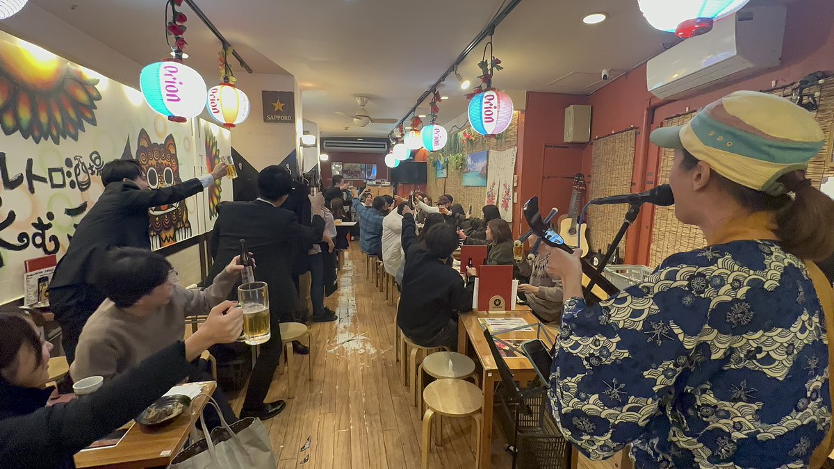 atyinwonderland's tweet photo. YAMAHA STAGEPAS100デビュー戦。
店内いっぱいのお客様(35名様くらい)がとんでもない大騒ぎをしても、耐えて場を成立させてくれました。
音質もステージパスらしさのある聴きやすい感じで、担いで運べる小型PAとしては画期的。
出張演奏なさる皆さんは買って損は無いのではなかろうか。
#STAGEPAS100 https://t.co/my4rnTfQxe