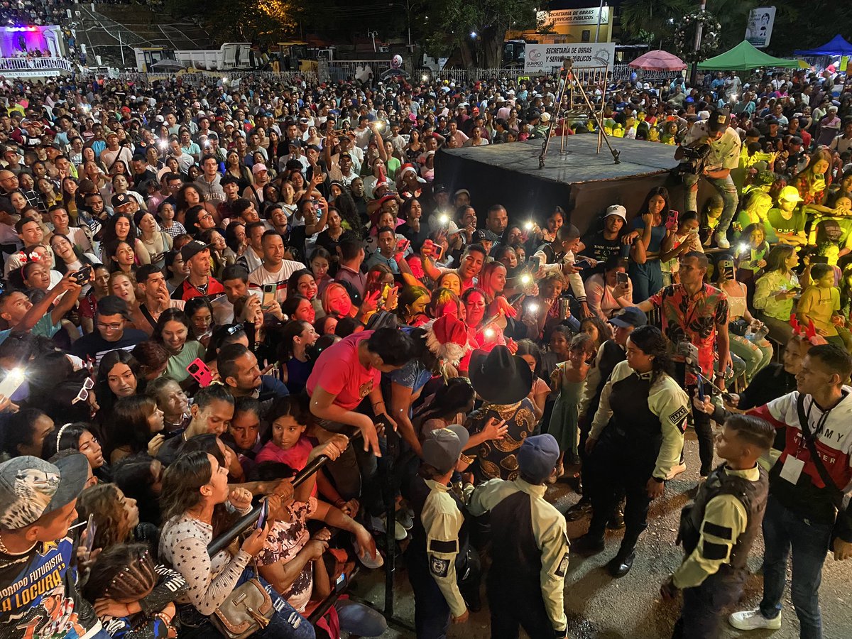 #LlegoLaNavidad 🎅|| Miles de personas se dieron cita en la redoma de la Miranda, para presenciar el gran espectáculo de luces y pirotecnia que les regaló la alcaldesa <a href="/sulmeavila/">Sulme Avila</a> como parte de las celebraciones decembrinas que trae para los Roscianos📌