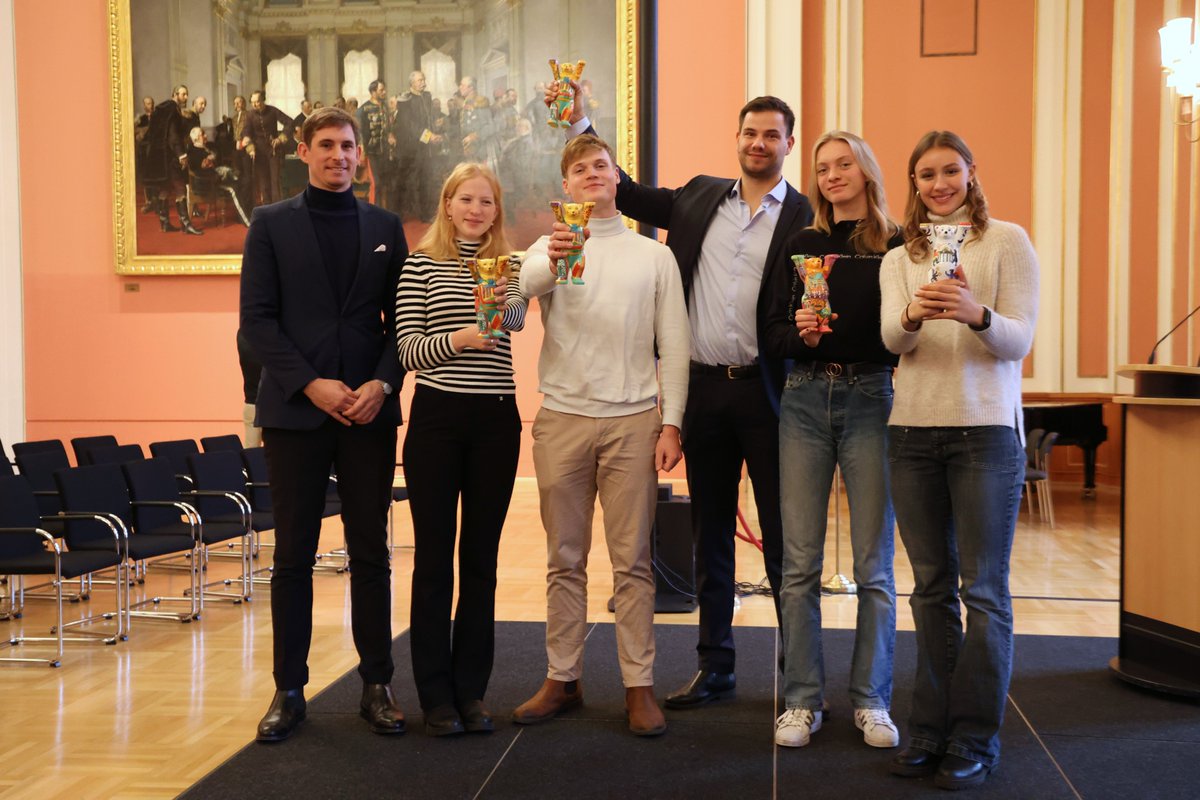 Wir gratulieren d. Ruder*innen: (v.l.) Hagen Rothe, Lehrertrainer an der Sportschule im Olympiapark Poelchau-Schule, Helena Wegener (4. U19-WM), Leo Goetz (Junioren-Weltmeister) Anton Braun (Ex-Vizeweltmeister), Lea Hafke (Junioren-Weltmeisterin), Lanea Rüter (Siegerin Baltic-Cup