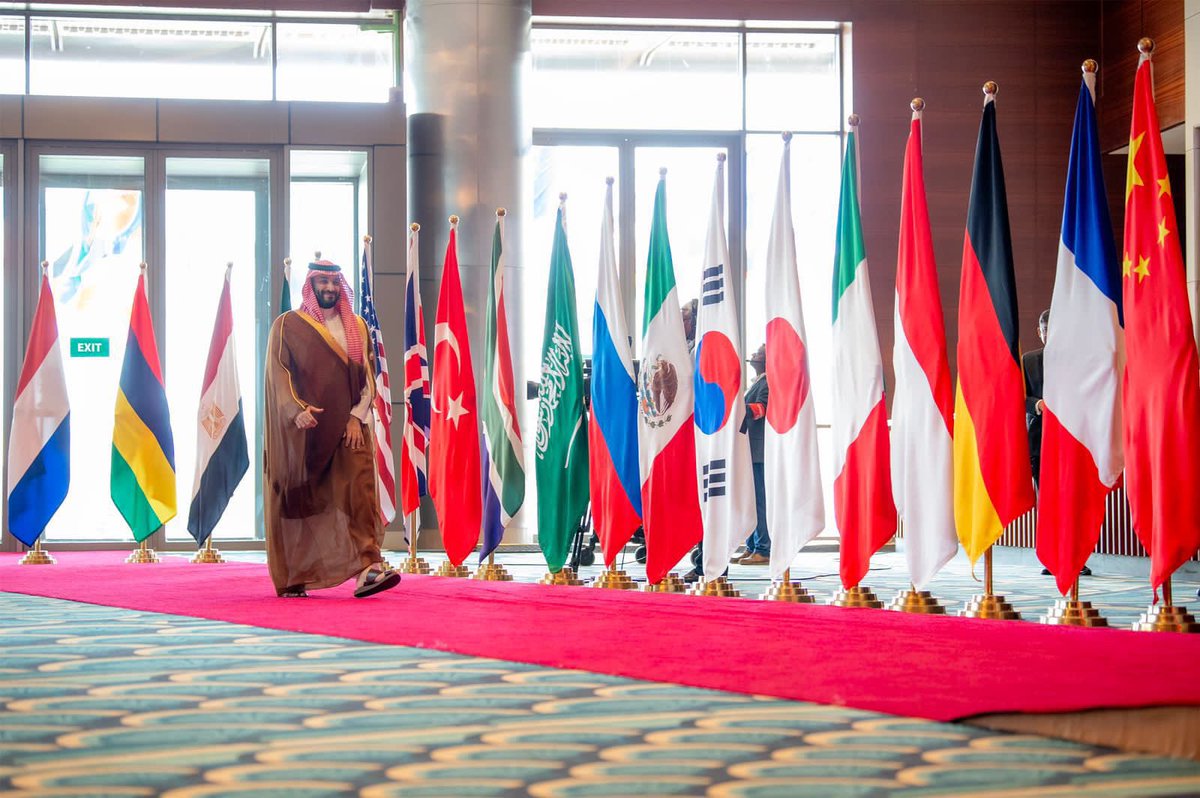 FahdAlbogami's tweet photo. مبروك لكل سعودي إكسبو…
قصة السعوديين ومافعلوها في سنوات بسيطة سيدونه التاريخ وترويه الأجيال؛
لا مستحيل مع صانع الامجاد ولي العهد ..
كأس عالم، واكسبو حدثين من الخيال أن تفكر دولة في الترشح لها معاً فمابالك بالفوز فيها جميعاً..!

محمد بن سلمان بطل تاريخي وصانع معجزات حقيقي https://t.co/xt8qRtG1lO