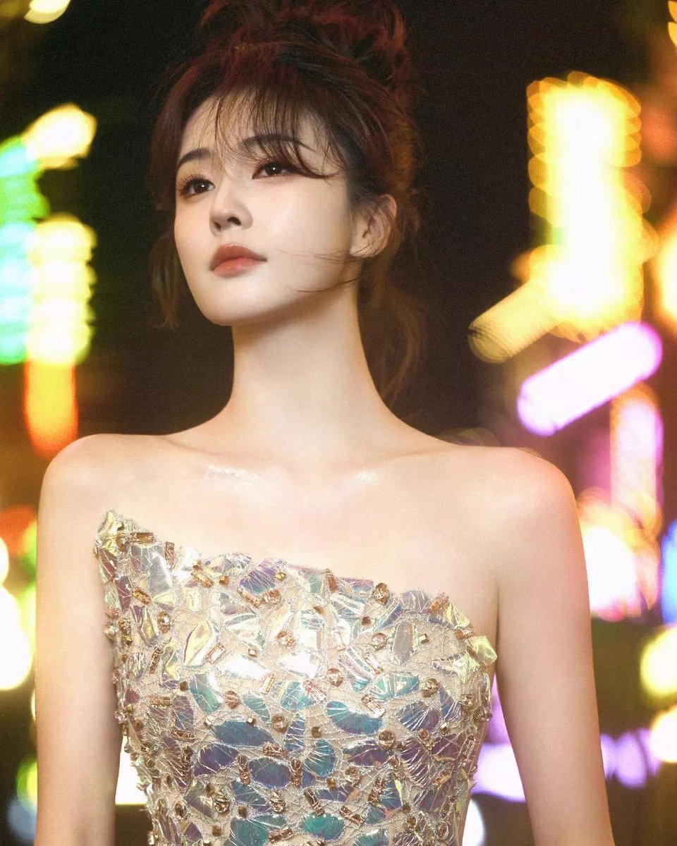 Occhipinti247's tweet photo. 😍Chúc mừng chị Bailu 😘😘🌹🌹 
😁Chúc chị thành công hơn nữa trên con đường mình đã chọn 💯
#BaiLu #白鹿 https://t.co/6Aw4dyItYK
