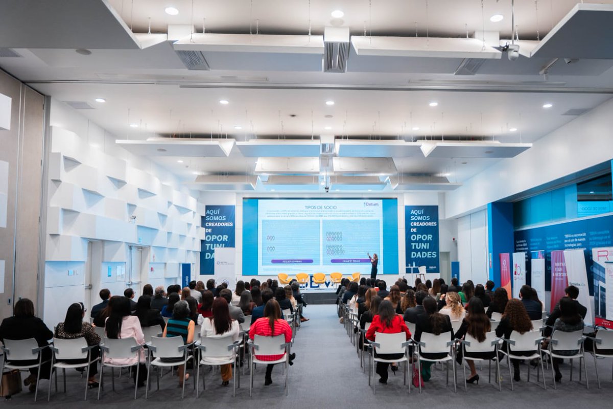 WipPeru's tweet photo. Gracias a Andrea Morelli @AndreaMorelliF, miembro del Comité Medimos de #WipPeru en la Bienvenida y Urpi Torrado @urpith de @DatumPeru por la presentación de los resultados. Así como a nuestras panelistas, que destacaron la importancia de hacer estas mediciones continuas. https://t.co/vSFWo3QIAR