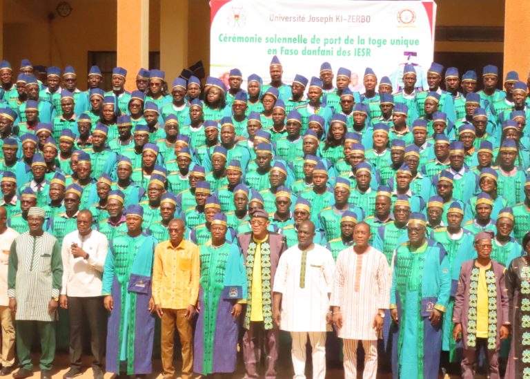 burkina24's tweet photo. 🔴Recherche scientifique au Burkina Faso : Les #toges des chercheurs sont désormais en Faso Danfani, une manière de "faire comprendre aux gens que nous aussi, nous avons des choses ici qui peuvent être enviées ailleurs", selon le Premier ministre...
👉🏿https://t.co/mGFBAp77t4. https://t.co/SMHaO7xwZg