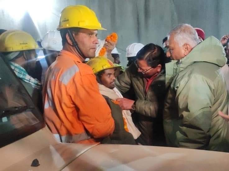 NavjothSidhu's tweet photo. Heroes emerge as Indian engineering teams triumphantly rescue 41 workers trapped in a collapsed tunnel in Uttarakhand after a 17-day struggle. Their resilience and dedication shine bright! #TunnelTragedy #UttarakhandTunnel https://t.co/unJ2u93MPK