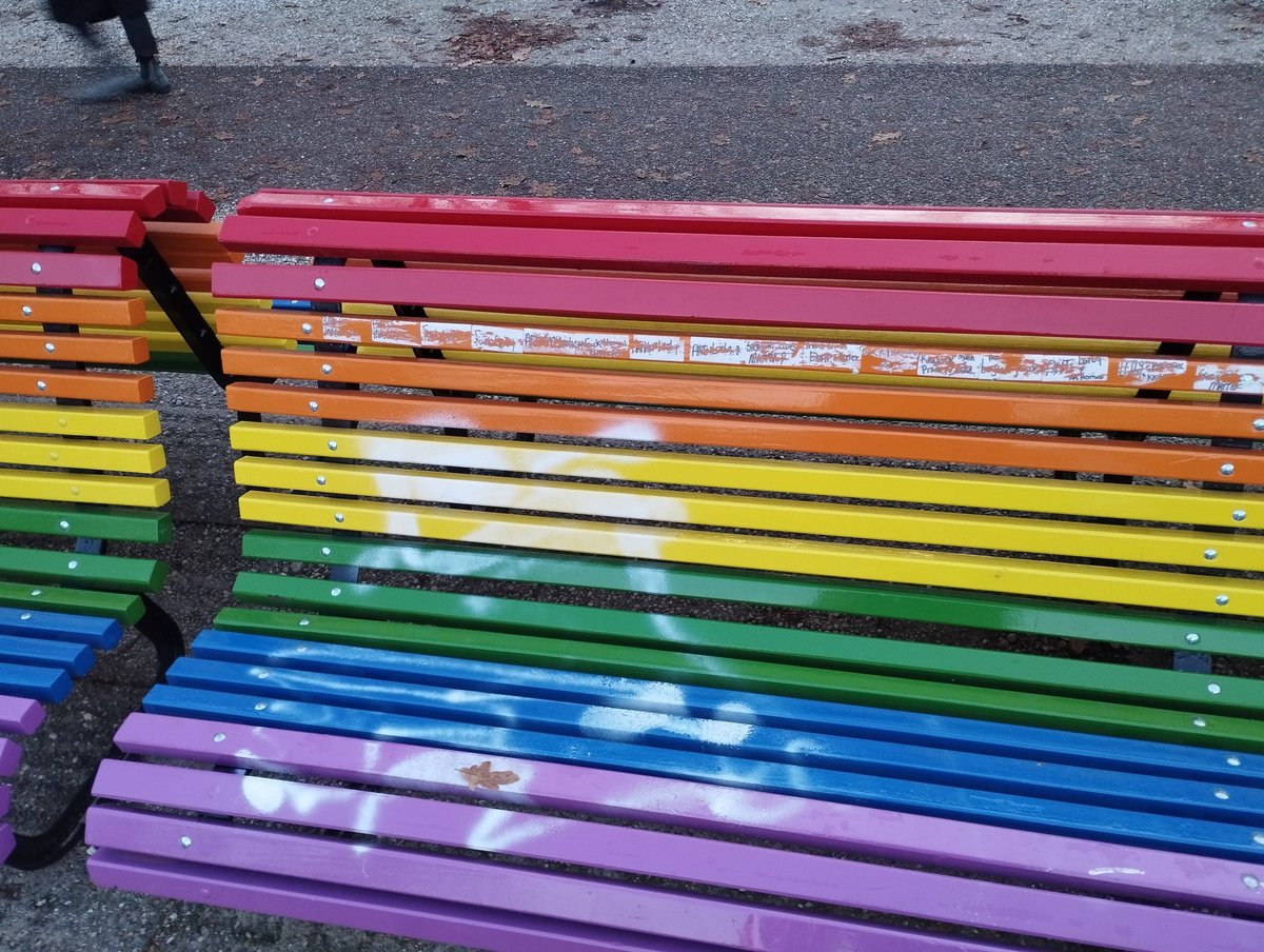 Queer_Mind's tweet photo. @mostert_marije En ook de bank daartegenover!!! Wat gaan we hieraan doen?!!🤬🏳️‍🌈🌈🏳️‍⚧️ https://t.co/0AOYj6dYVK
