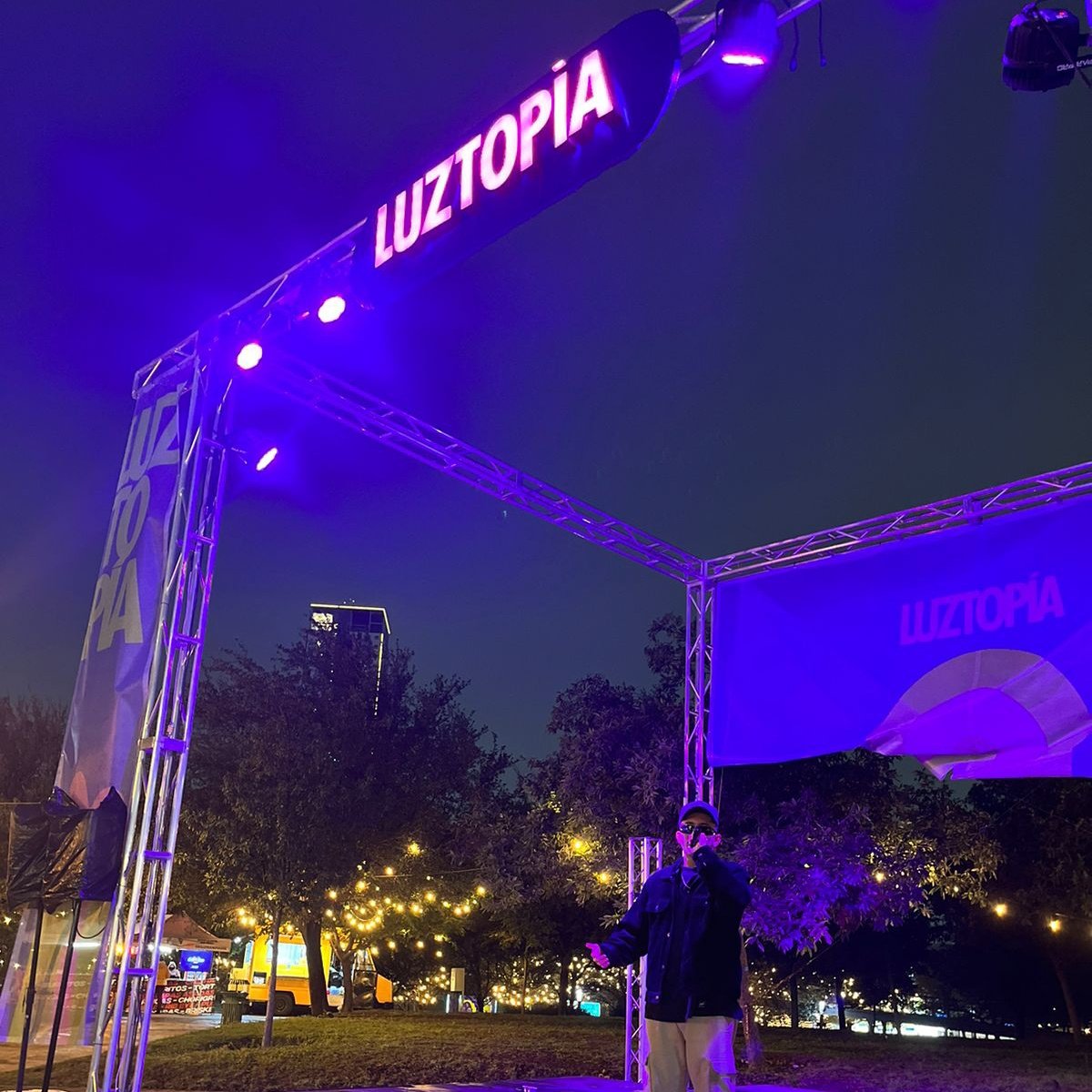 alvajrmx's tweet photo. ayer tuvimos el primer show en @luztopiamty, agradecido siempre gente de verdad no tengo palabras, me regalaron un dibujo ypor primera vez di un autógrafo y una foto a dos personas que no conozco!!! Jajaja no podía con la emoción 🥹 gracias gracias gracias <3333 #Luztopia https://t.co/PFfGRmuBs9