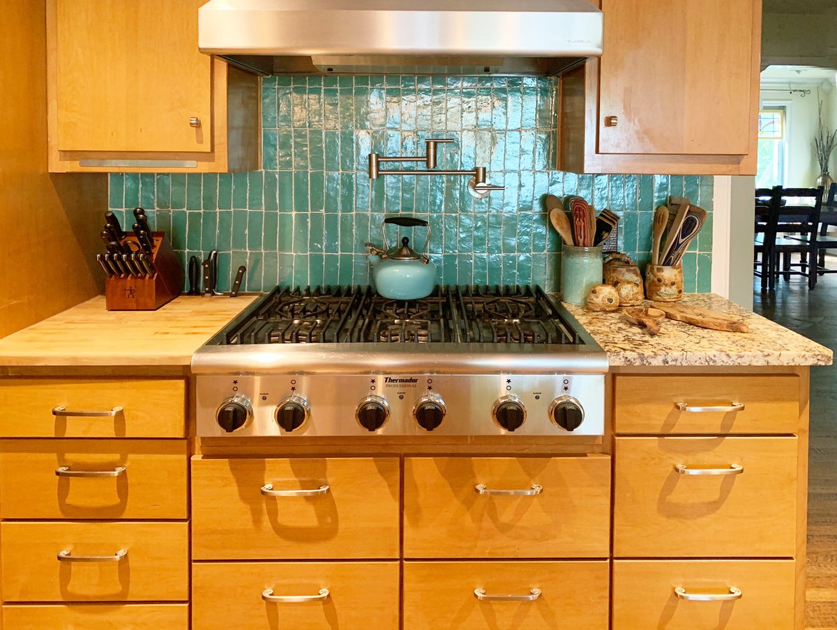 VillaLagoonTile's tweet image. Our Jadeite Glazed Bejmat really pops against these honey gold cabinets! I'd cook here anytime!

#kitchendesign #kitchen #kitchentile #zellige #moroccantiles #zellij #handmadetiles #tilelove #tiledesign #interiordesign #homedecor #design #renovation #architecture #designtrends