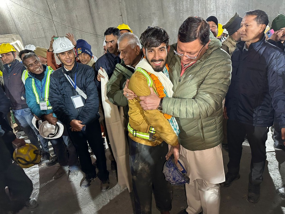 Davinder19sharm's tweet photo. दवा से ज्यादा दुआओं और आशीर्वाद का असर होता है और आज ये पूरी दुनिया ने देख लिया। 

उत्तराखंड-उत्तरकाशी की सिलक्यारा टनेल से सुरक्षित निकले 41 श्रमवीरों के परिवार वालों के साथ साथ आज देश के हर घर में दीपावली का माहौल है।

बजरंग बली रक्षा करें।

#UttarakhandTunnelRescue https://t.co/hTh2b9Dqcq