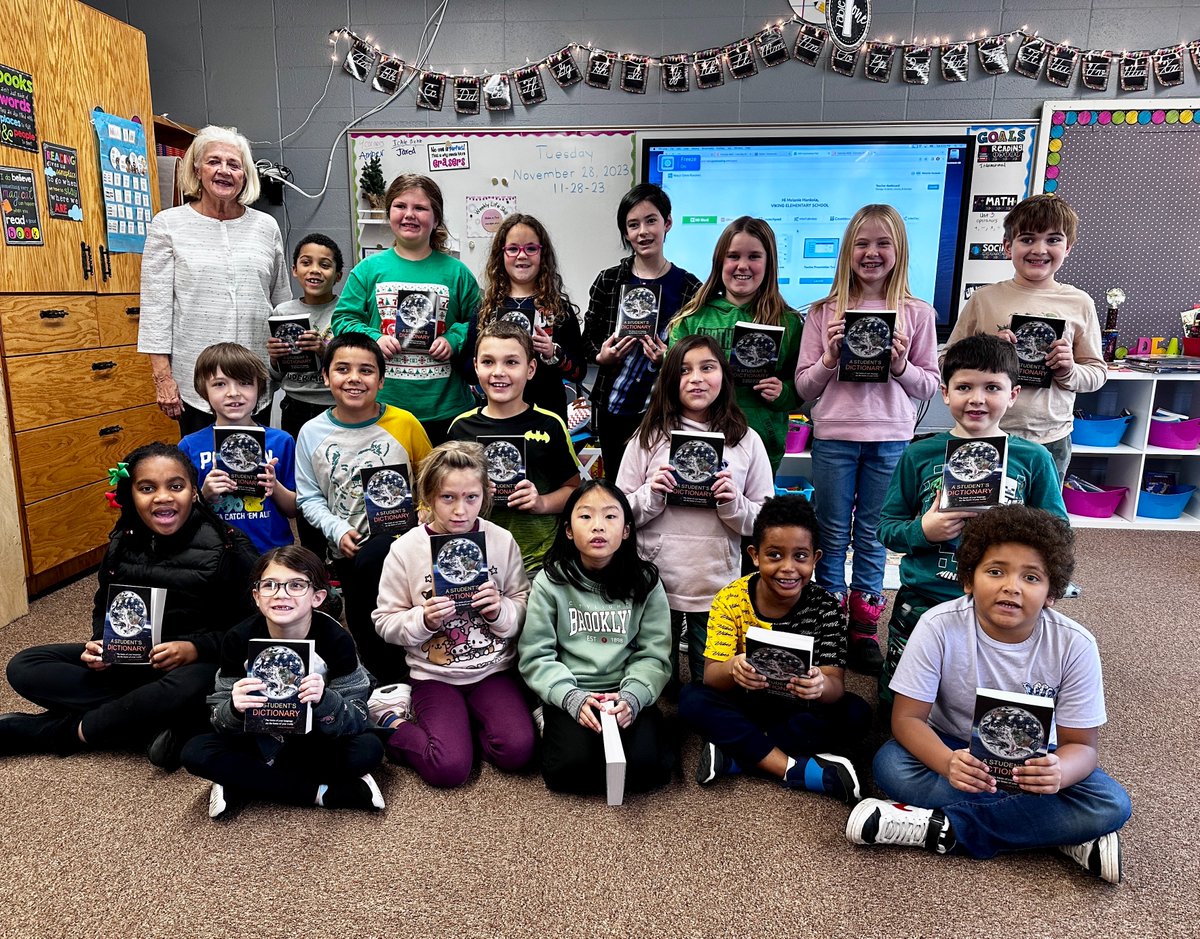 HonkolasClass's tweet image. Thank you Mary and the Grand Forks Rotary Club for the dictionaries! #vikinglearners #3rdgrade