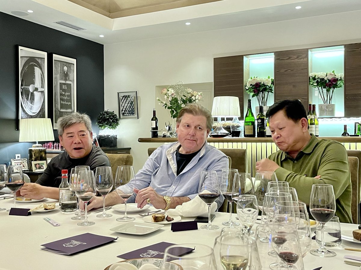 🇬🇧 Many thanks to our friends from Thailand for coming to share this superb dinner at Château Teyssier, accompanied by the finest vintages of Le Dôme!