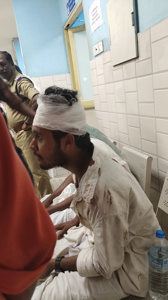 yagywalkya's tweet photo. Cowardly attack on ABVP Student Activists in Dhanavachapuram by the CPM-DYFI-SFI cabal, following ABVP's progress in the Kerala University College Student Union Elections, underscores the desperation to maintain the dwindling influence of communism in Kerala. This incident illuminates the tactics of CPM-DYFI-SFI cabal to deploy red-terror tactics of Maoism to suppress the students' rights on Kerala campuses. Immediate arrest of the perpetrators from CPM-DYFI-SFI is imperative, yet the biased Kerala Police's unfortunate detention of an ABVP Karyakartha reflects the undemocratic policies prevailing in Kerala. The growing dominance of Maoism and the oppressive strategies employed by the CPM-DYFI-SFI cabal present a bleak outlook for student activism in Kerala.