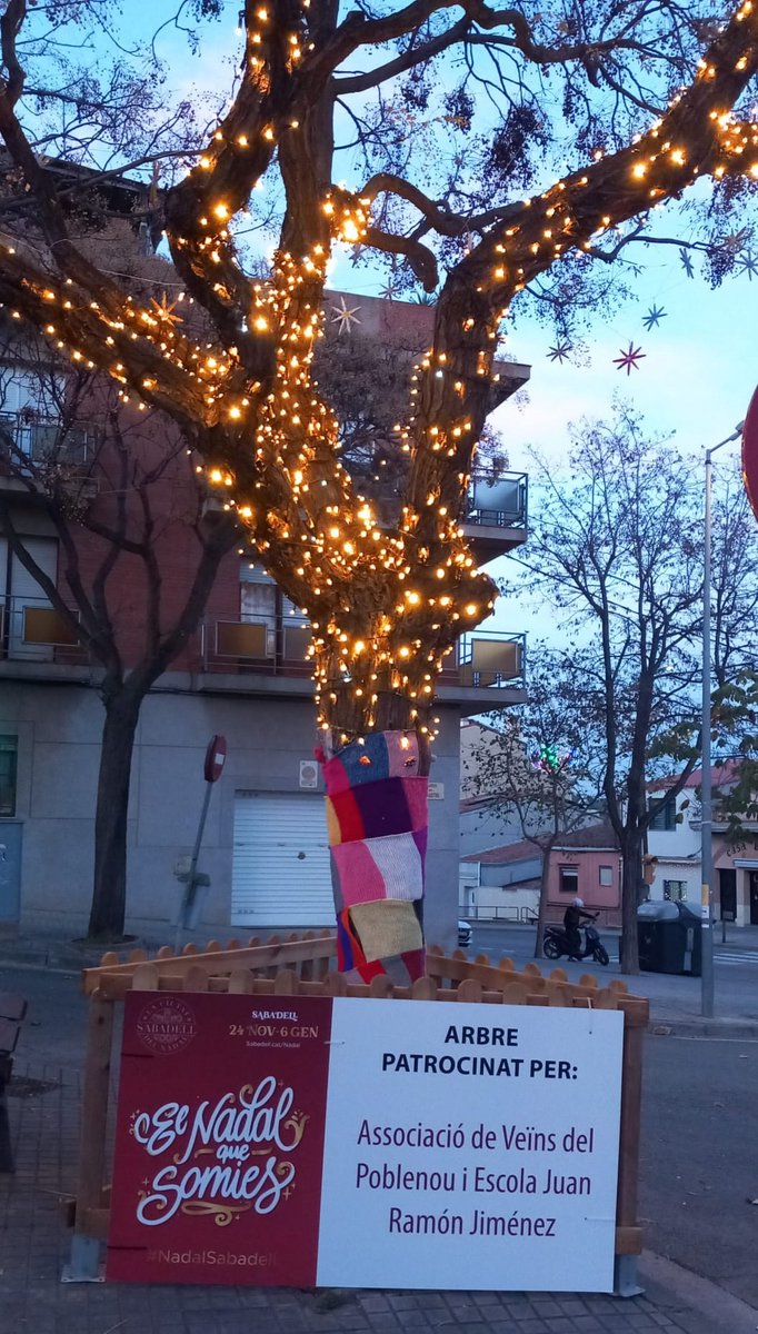sbdterritori's tweet photo. ✨Nadal als barris✨

#ARA 🎄Encesa dels llums de l'arbre de Nadal del Poblenou

🥳 Els nens i les nenes gaudeixen de la festa, amb el 🍭Llaminer i fent cagar el 🪵 Tió 

💫 El somni del Nadal ha començat‼️
 
#NadalalsBarris #SabadellCiutatdelNadal #ElNadalqueSomies https://t.co/0luPFtNxcH