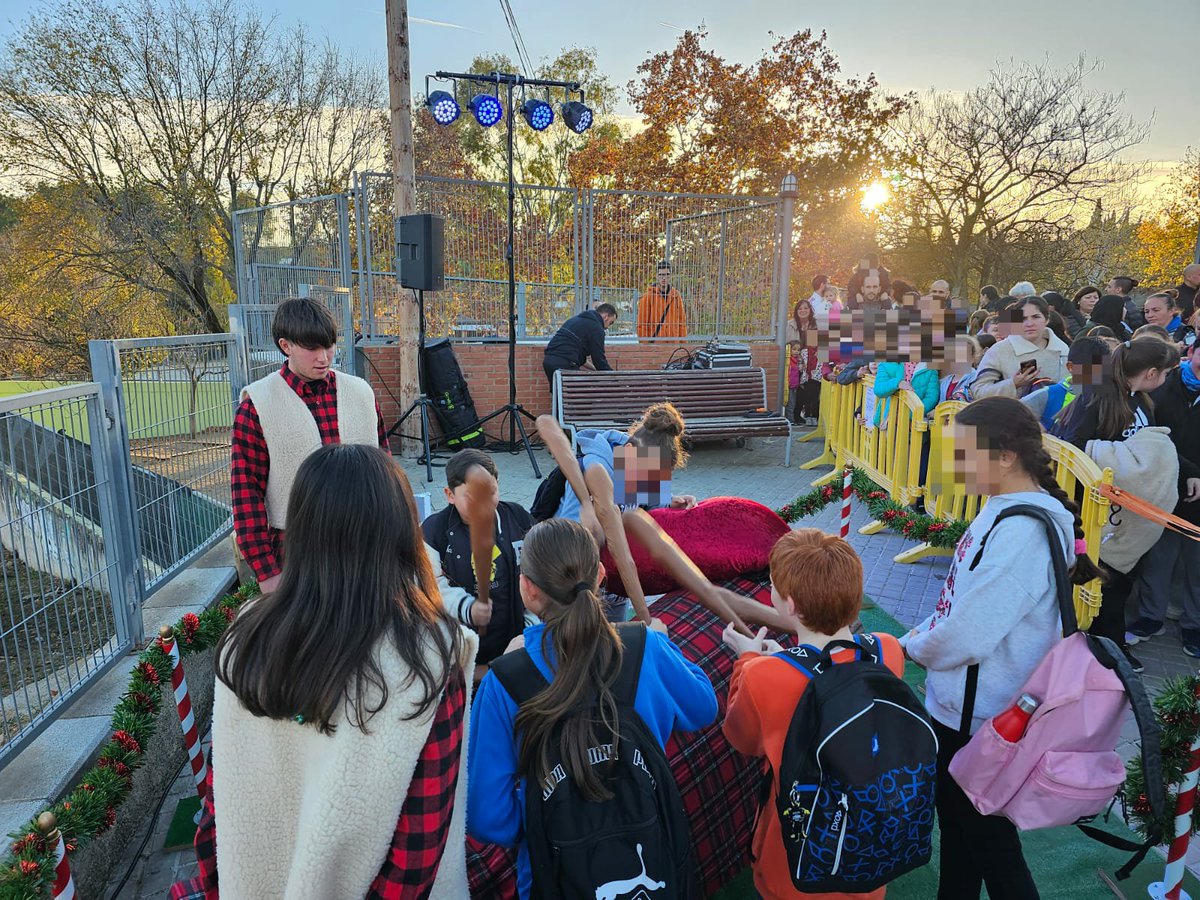 sbdterritori's tweet photo. ✨Nadal als barris✨

#ARA 🎄Encesa dels llums de l'arbre de Nadal del Poblenou

🥳 Els nens i les nenes gaudeixen de la festa, amb el 🍭Llaminer i fent cagar el 🪵 Tió 

💫 El somni del Nadal ha començat‼️
 
#NadalalsBarris #SabadellCiutatdelNadal #ElNadalqueSomies https://t.co/0luPFtNxcH