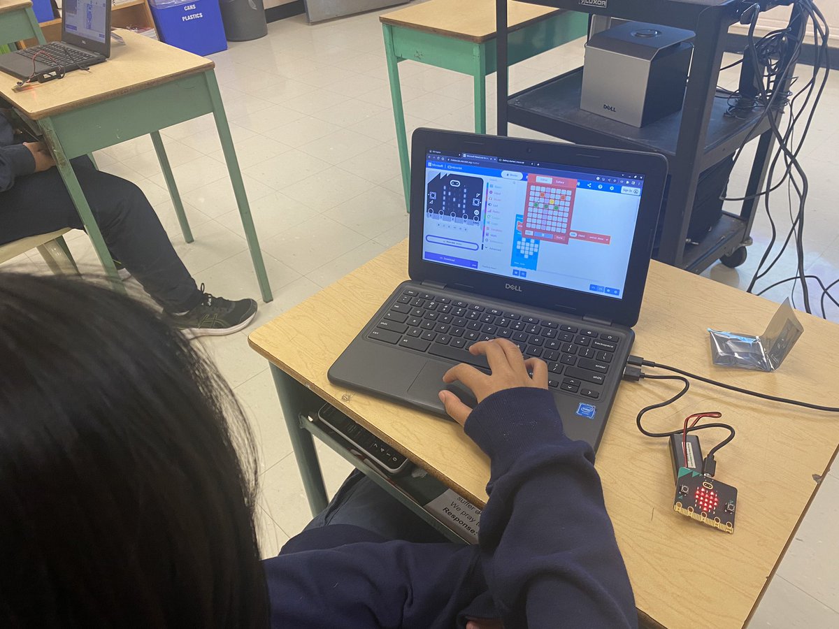 Fun morning of code with Grade 6 Ss @Seton_TCDSB Thank you @TCDSB for lending the #microbits @microbit_edu #tcdsbCSEdWeek #CSEdWeek #CelebratingProgress