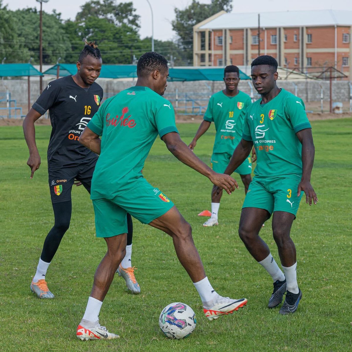 MedSesayMS's tweet photo. 🚨ÇA BRÛLE ! La FIFA envisagerait de retirer la Guinée de la liste de ses 211 membres si le congrès électif ne se tiendra pas. Elle la ferait remplacer par une autre fédération. Ça veut dire qu’il peut ne pas y avoir de compétitions (CAN et autres) ?🥹.

Source : #inquisiteur https://t.co/xz4RPdAZdI