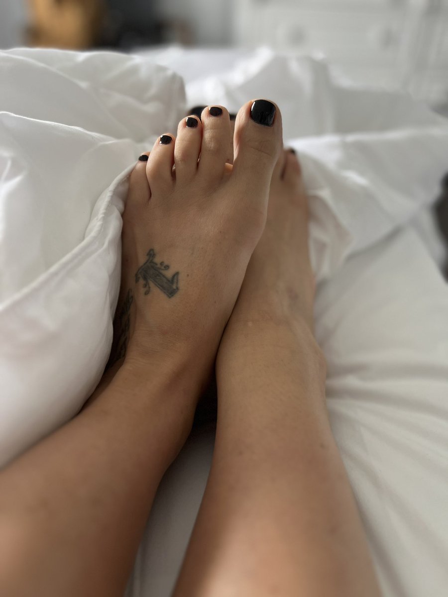 GinJuiceee's tweet photo. Oh, I couldn’t possibly ☺️ 🦶 https://t.co/KyG0T23wta