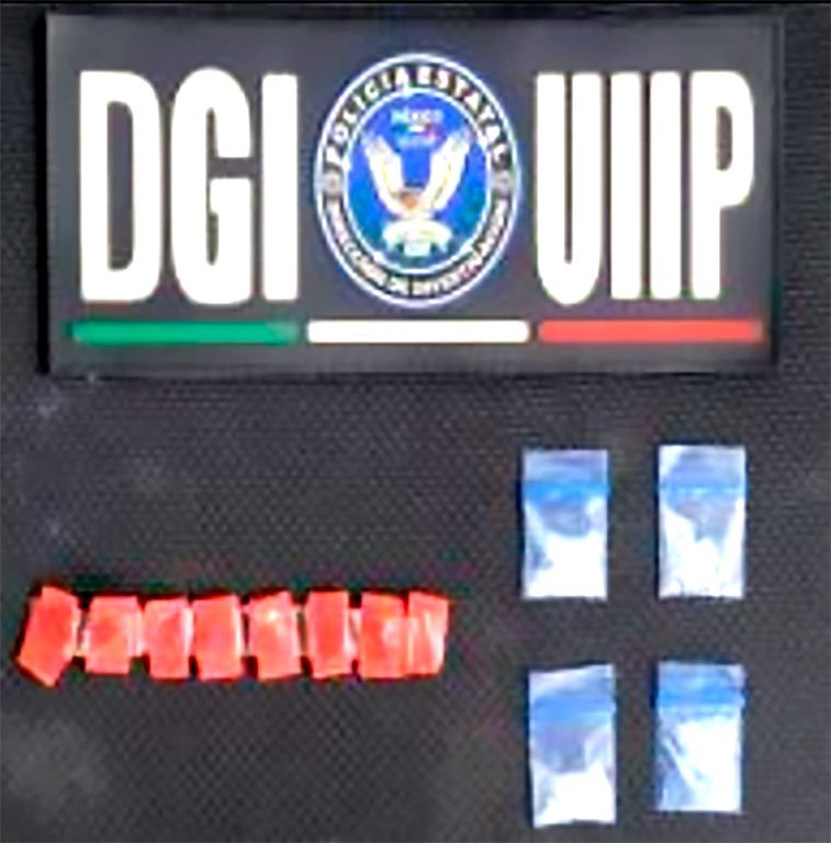 SS_Edomex's tweet photo. 📍#Chimalhuacán
Policías estatales de la #UIIP detuvieron en acciones distintas a dos probables implicados en delitos contra la salud.
⭕️ Decomisaron dosis con aparente droga.
🔴 Se extenderán las averiguaciones ya que podrían estar relacionados con otros ilícitos.
#Denuncia https://t.co/lIwMfvFugT