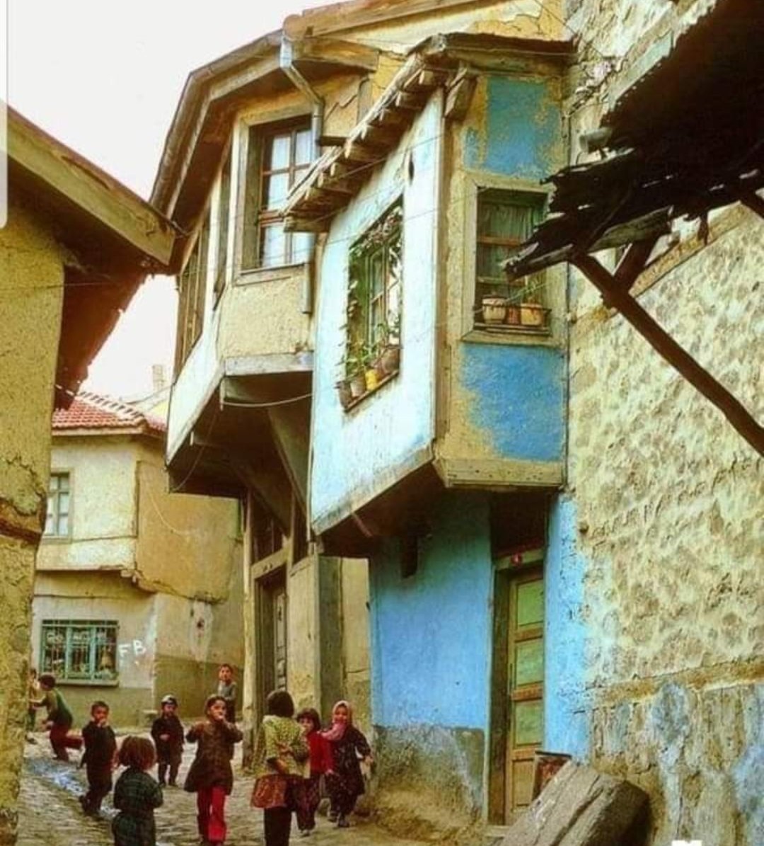 Nuretti22343657's tweet photo. 🇹🇷🇹🇷🙏💟🙏🇹🇷🇹🇷
Sanki #YILLAR geçtikçe her şey Zorlaşıyor .
Yaşam,
Sevgi,
Geçim,
Huzur ....
Ondan sebep Eskilere #ÖZLEM..✍️☕ https://t.co/kyWIOTlhGp