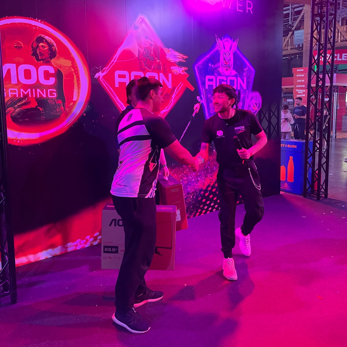 Drop a 🤝 if you wouldn't mind a gifted monitor 🖥️