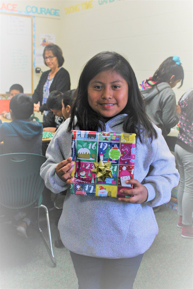 ReadtoMeProject's tweet photo. Students are now selecting just the right book to wrap  up as holiday gift to the little one they are reading to at home.  Please support Read to Project's prevention-based solution to the low literacy crisis among underserved children. https://t.co/a2XjKhEjOP https://t.co/j4FUhAGdw0