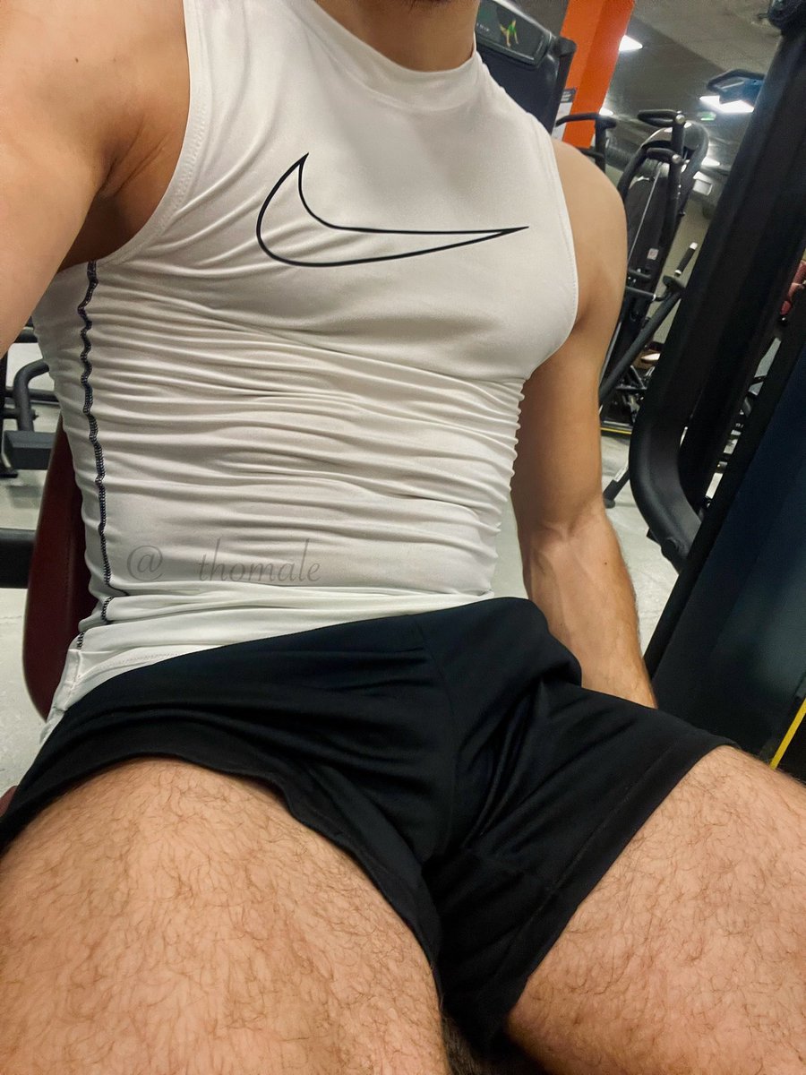 _Thomale's tweet photo. RT si tu veux la vidéo de ce leg extension sans slip sous le short 😈🔥 https://t.co/gPqSDBmq72