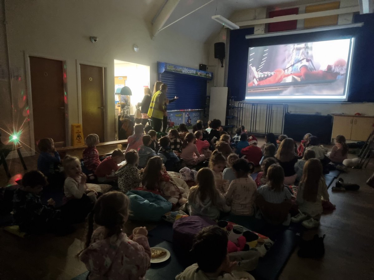 FriendsofBPA's tweet photo. EYFS/KS1 FOBs Movie Nighy well underway! Children have just tucked into their hotdog/pizza and now munching popcorn for the 2nd half! https://t.co/BdxF9uOmnz