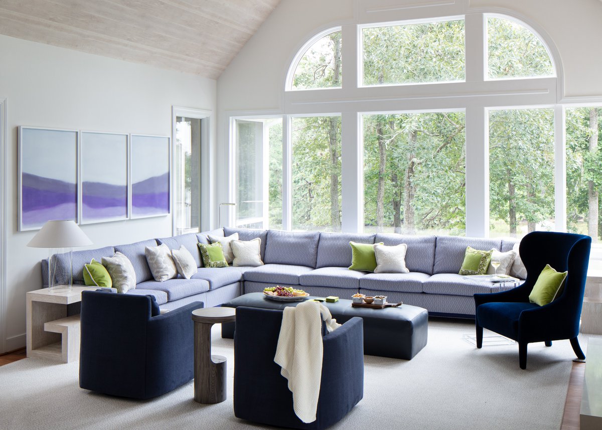 amandanisbet's tweet photo. With four men, two dogs, and one lovely woman, we needed to make sure this #riverhome #livingroom was beautiful, balanced, and hardy. I added a 16x11' custom #sectional and this complimentary #art to keep everyone happy — and comfortable.
#interiors #interiordesign #decor #va https://t.co/r4fotJiUAm