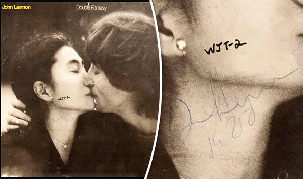 CarlosEn917Mix's tweet photo. #DeMemoria el 28 de #Noviembre  2003. El álbum que #JohnLennon autografiado a #MarkDavid Chapman cinco horas antes de que éste lo asesinara, sale a la venta por el precio de 525 mil dólares.
#MixFm #Puebla #AlAire #Radio https://t.co/MvTl5RGdtX