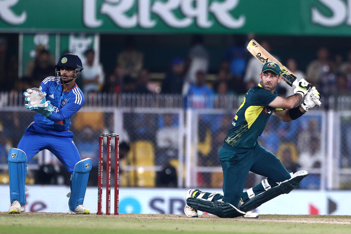 Equation: 49 needed from final 3 overs Maxwell (83*) and Wade (4*) in the middle for Australia Follow #INDvAUS 3rd T20I Live👉 bit.ly/3R02YUJ