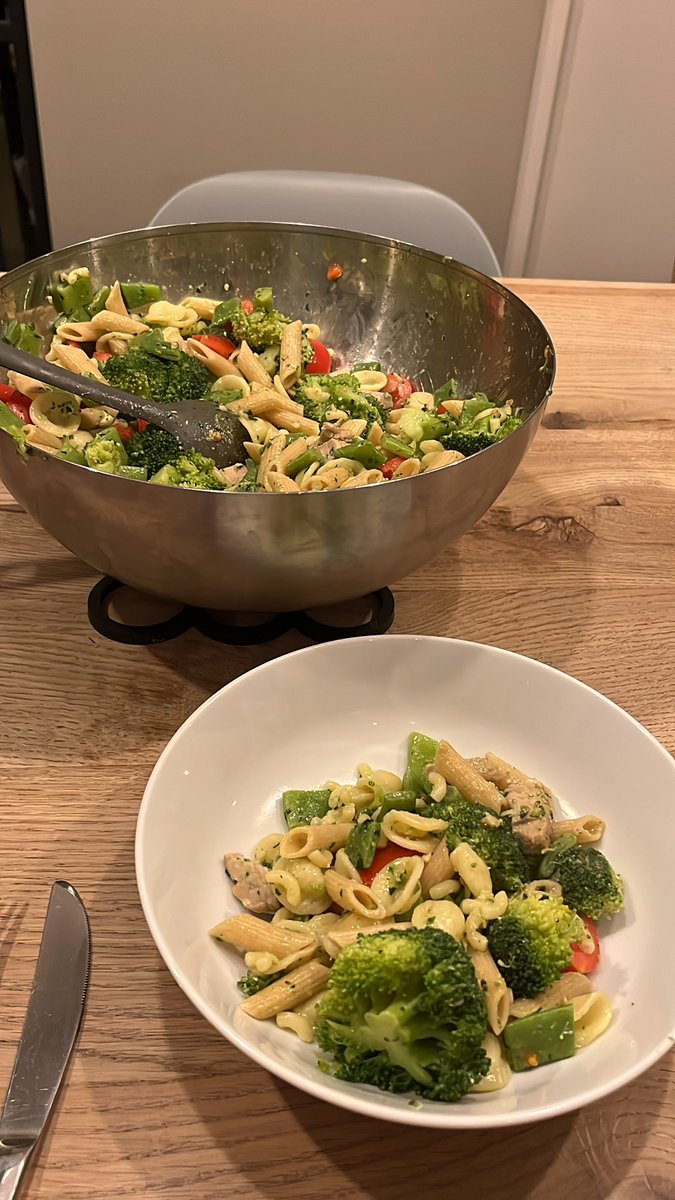 Iemand die mee wil eten? Ik heb weer eens voor een heel weeshuis gekookt!