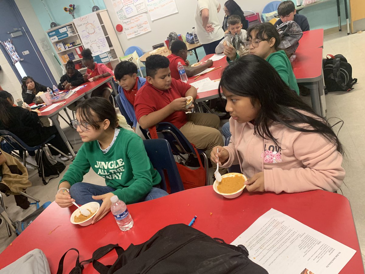 GardenMort's tweet photo. Scholars @Mort_Manatees are #thankful for Mrs.Lewis  @FeedingTampaBay teaching us how to make new recipes with the #sweetpotato harvest from our garden. #lifeskills #schoolgarden @HillsboroughSch https://t.co/EqhnJ8JjJE