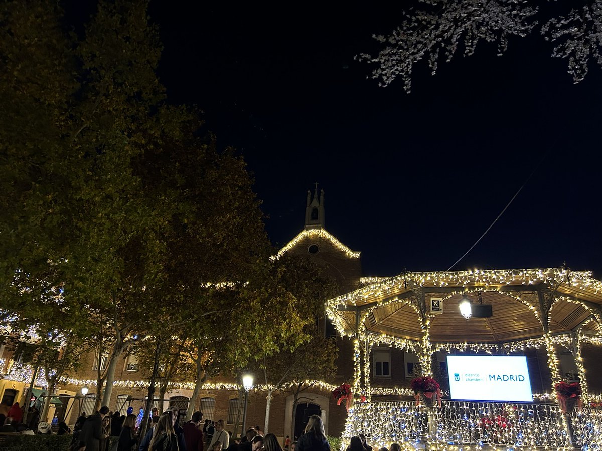 JMDChamberi's tweet photo. Hasta el 7 de enero disfruta del espectáculo de #luces ✨🌟✨y música 🎵🎶 en la plaza de #Chamberí

⏰Cuatro pases diarios: 18h, 19h, 20 y 21h

#NavidadChamberi2023 https://t.co/v7s7GxXzVU