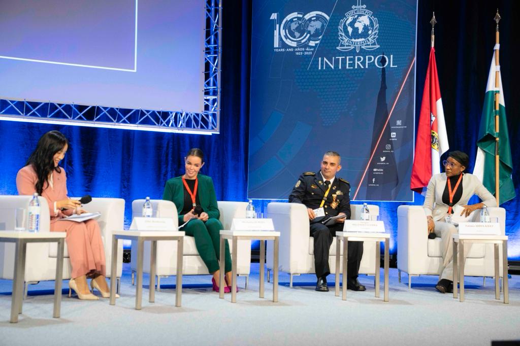INTERPOL_HQ's tweet photo. 💻 Embrace the new digital environment
📖 Upgrade skillsets
🤝 Build trust
💪 Focus on strong, new leadership

Just some of the needs identified by INTERPOL's Young Global Police Leaders, as we look to shape a collective approach to modern policing. https://t.co/DAbu7FEGIn