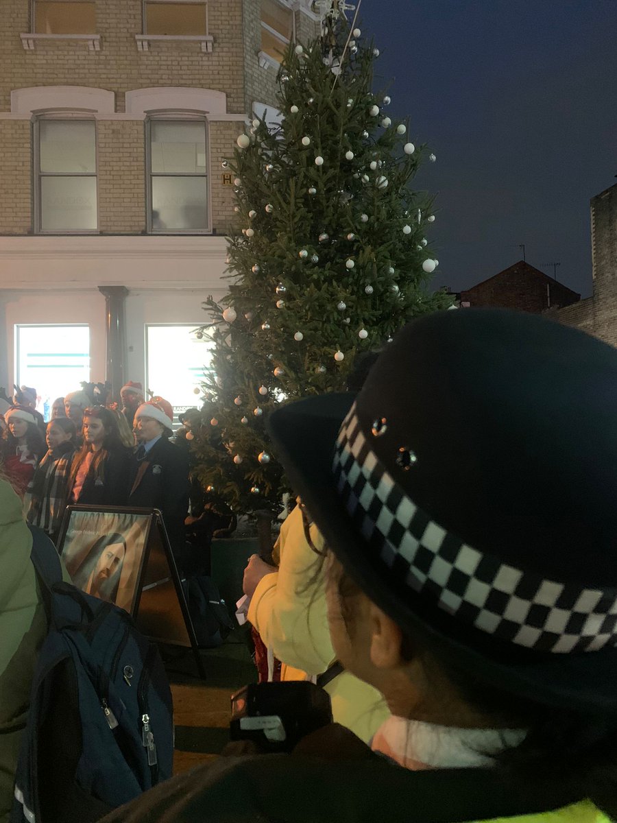 MPSChiswick's tweet image. Local Neighbourhood Officers PS COPE and PC TARIQ joined the merriments on Chiswick High Road on Monday and enjoyed an energetic carol singing performance by students from Chiswick School #christmaslights #chiswickhighroad #localpolice