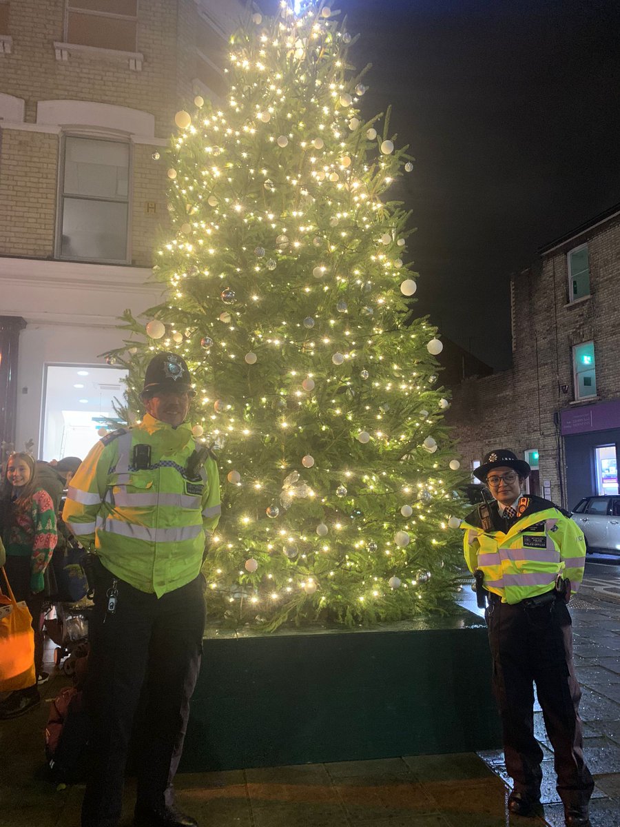 MPSChiswick's tweet image. Local Neighbourhood Officers PS COPE and PC TARIQ joined the merriments on Chiswick High Road on Monday and enjoyed an energetic carol singing performance by students from Chiswick School #christmaslights #chiswickhighroad #localpolice
