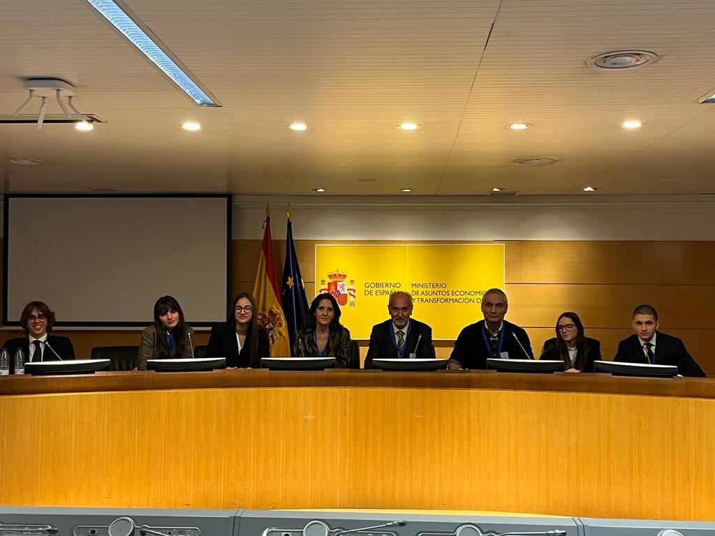 EconomistasMA's tweet photo. 🏅Enhorabuena a @C_BuenPastor, representante de @EconomistasSE, campeón del Torneo de #Debate Económico de #EducacionFinanciera, y a @IesPinarOficial, subcampeón por @ECOnomistaVAlor

👏Felicidades @Novaschool_es Añoreta por el excelente papel en representación de @EconomistasMA https://t.co/DL33yjsrAT