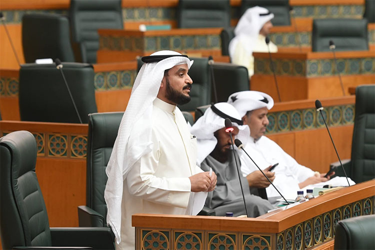 محمد الحويلة: هذا القانون يسد فراغاً تشريعياً وكل الكيانات في الدولة ينظمها القانون إلا غرفة التجارة التي تدخل جميع الجهات دون سند قانوني ومحصنة ضد القانون

alanba.com.kw/1212837/