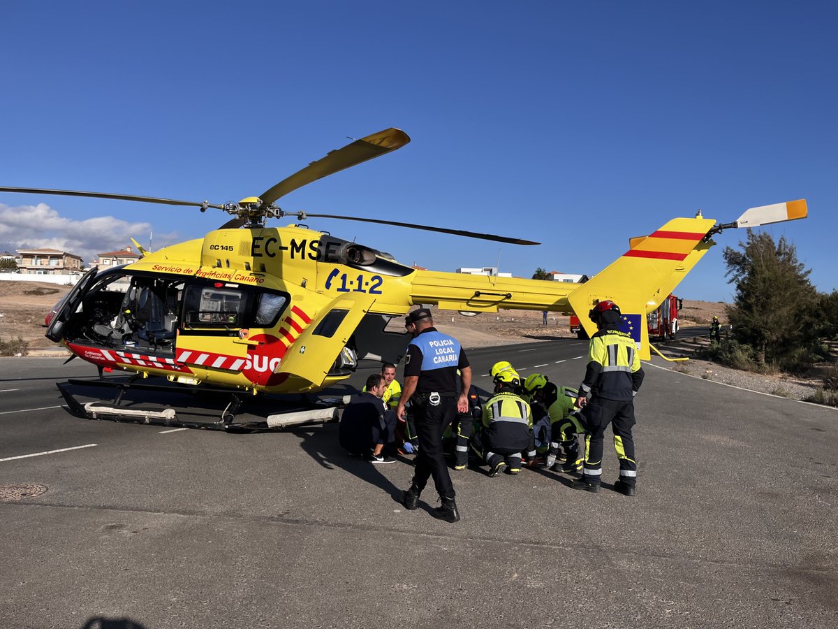 112canarias's tweet photo. Un ciclista en estado crítico tras ser recuperado de una parada cardiorrespiratoria en San Bartolomé de Tirajana. #GranCanaria

➡️Trasladado en helicóptero medicalizado del #SUC al hospital.

➡️Intervienen Bomberos y Policía Local 

https://t.co/ZcnGd8s12h https://t.co/M3lEucdVXB