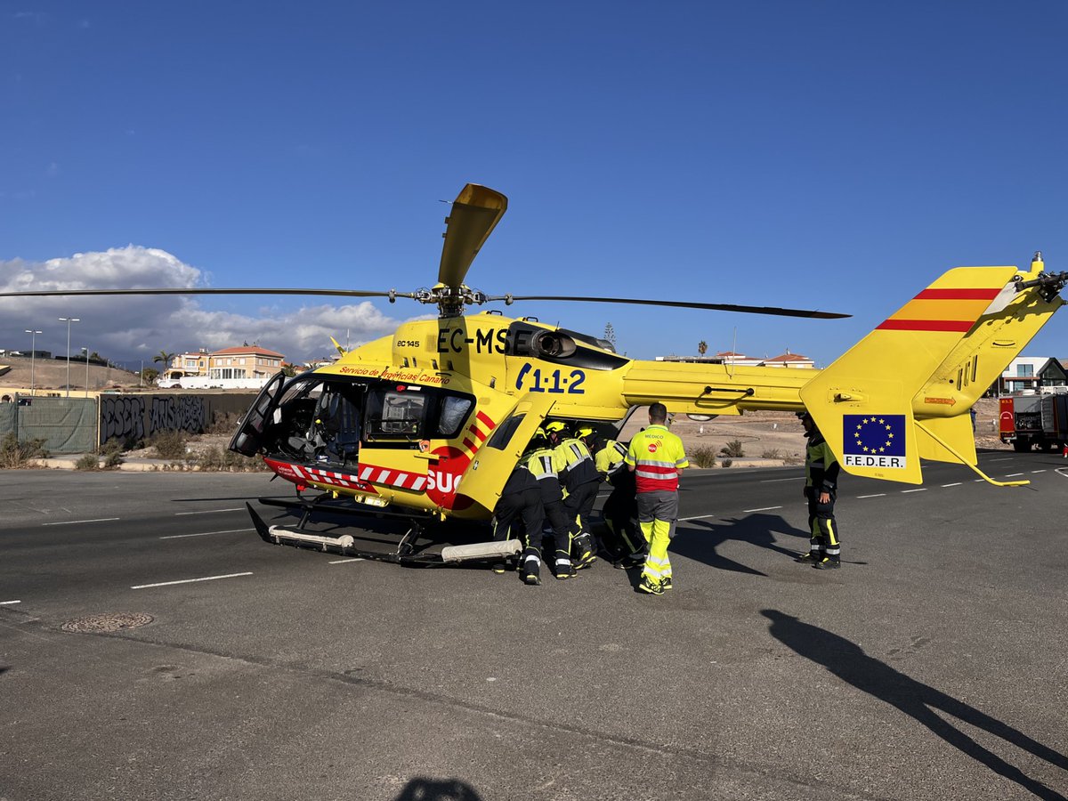 112canarias's tweet photo. Un ciclista en estado crítico tras ser recuperado de una parada cardiorrespiratoria en San Bartolomé de Tirajana. #GranCanaria

➡️Trasladado en helicóptero medicalizado del #SUC al hospital.

➡️Intervienen Bomberos y Policía Local 

https://t.co/ZcnGd8s12h https://t.co/M3lEucdVXB