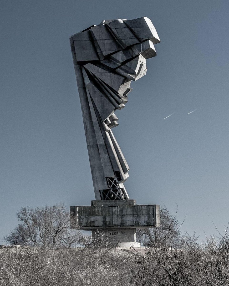 Those who are interested in #SocMonumentalArt in #Romania  and #RepublicofMoldova  #SocialistModernism are able to order the #books  on  distributor page; link: urbanica.ro/product/smaboo…

AMAZON Germany -  amazon.de/dp/6069565231?…